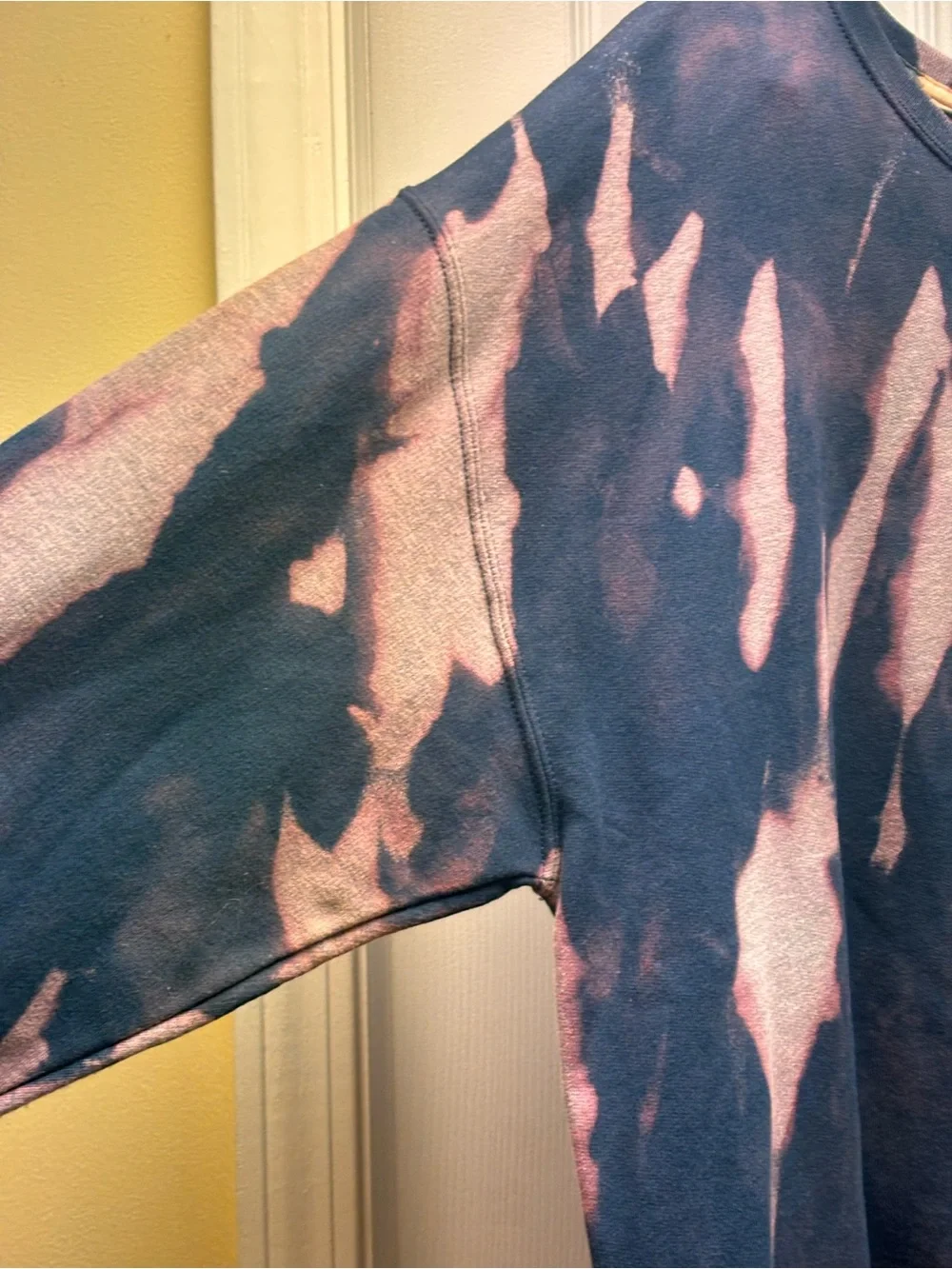 Fruit of the Loom Men’s XL Navy Pink Bleach Dye Graphic Sweatshirt